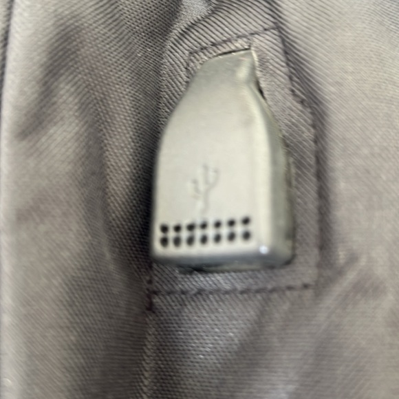 NWOT very sturdy laptop backpack w/plug in connection - Picture 7 of 7